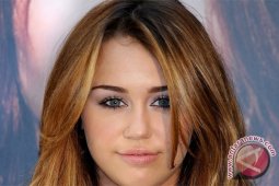Penyanyi Miley Cyrus Dibawa ke Rumah Sakit