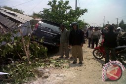 Pengemudi Mabuk Seruduk Rumah Satu Meninggal