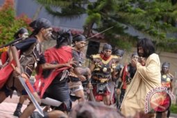 Umat Menangis Saksikan Prosesi Jalan Salib