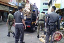 Satpol Pamong Praja Pangkalpinang Tertibkan PKL