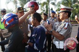 Polisi Bagikan Bingkisan Kepada Pengendara Patuh Aturan