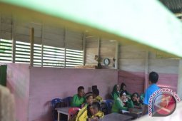 Sekolah gratis itu berdiri di pinggir hutan
