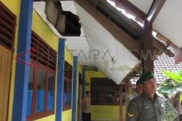 Atap Sekolah Rusak Terdampak Erupsi Kelud