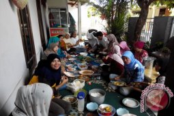 Usai nyoblos warga Depok makan siang bersama