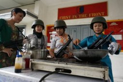 Demo Memasak Menggunakan Kebaya