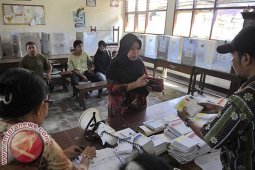 Puluhan Aparat Kepolisian Amankan Pemilu Ulang
