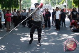Polisi Hibur Demonstran