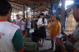 Caleg Kampanye Blusukan Ke Pasar