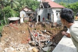 Rumah Terseret Longsor