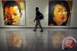 Pameran Lukisan Women In Red
