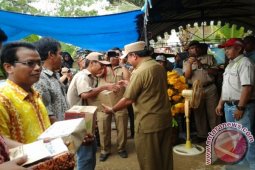 SERAHKAN BANTUAN KORBAN LONGSOR