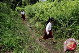 Sekolah gratis itu berdiri di pingggir hutan