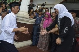 Jokowi Makan Rujak Cingur Bersama Khofifah