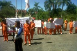 Petugas Kebersihan Landak Unjuk Rasa Tuntut Upah Layak