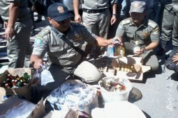 Satpol-PP Bongkar Bangunan PKL Jual Minuman Keras