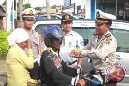 Bagikan Helm Dukung  Simpatik