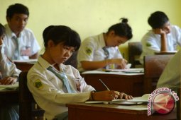 Bagikan Sembako Rayakan Kelulusan