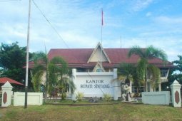 Bupati Sintang Sampaikan Keluhan ke PLN dan Telkomsel