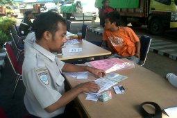 Dishubkominfo Razia Kendaraan Bawa Angkutan Lebihi Kapasitas