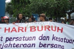 Tuntut Upah Layak
