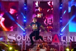 Aksi Andra And The Backbone