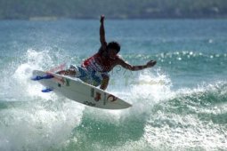 Banyuwangi Kembali Gelar Selancar Internasional Pantai Pulau Merah