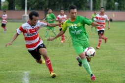Persebaya Kalahkan Persepam