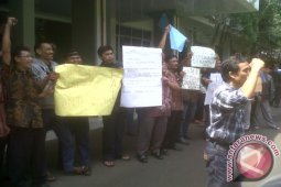 Ratusan karyawan PNJ unjuk rasa