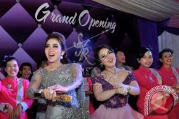 Syahrini Resmikan Karaoke