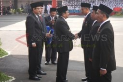 gubernur berikan selamat