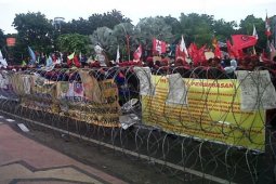 Aksi Buruh di Grahadi
