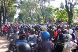 Bagi-bagi Eskrim Macetkan Surabaya