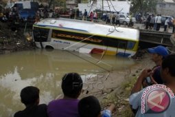 Bus Masuk Sungai