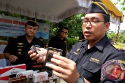 TIGA JUTA ROKOK ILEGAL