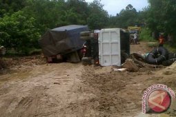 Truk Terguling Akibat Jalan Rusak