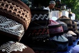 Pedagang peci raih untung selama Ramadhan di Ambon