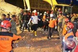 SAR Temukan Korban Tewas Ke-12 Ruko Ambruk