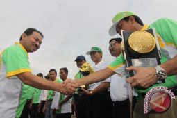 Arak-arakan Adipura Kencana Banjar Disambut Meriah