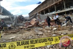 Labfor Surabaya Gelar Olah TKP Ruko Ambruk