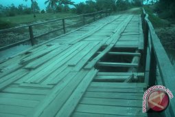 Sejumlah Jembatan Menuju Pantai Batu Rakit Rusak