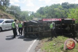 Polisi Pangkalpinang Evakuasi Truk Terguling