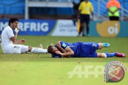Luis Suarez gigit lagi pemain lawan