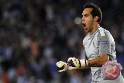 Barcelona Rekrut Kiper Cile, Claudio Bravo