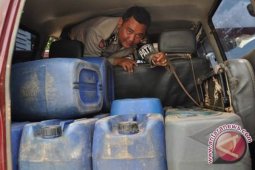 Dua Mobil Pelangsir Solar Ditahan