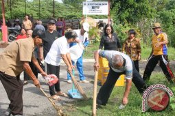 Peringatan Hari Lingkungan Pemkab Bersihkan Teluk Rubiah