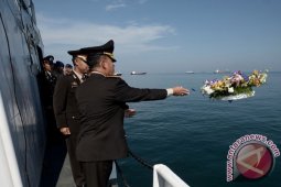 Upacara Tabur Bunga di Laut