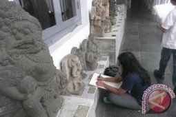 Menggambar Arca di Museum