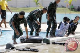 BERLATIH DI KOLAM RENANG