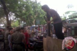 Puluhan lapak PKL jalan Dewi Sartika dibongkar