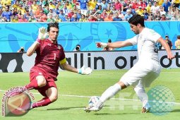 Uruguay Lolos, Italia Angkat Koper